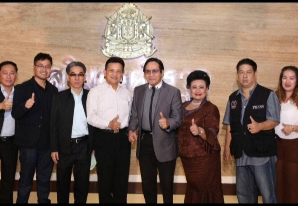 สมบัติ เมทะนีและเหล่าศิลปินดารามาร่วมงานมากมายโดยมีรศ.(พิเศษ)ดร.สุชานี แสงสุวรรณ(เกษะโกมล)มาให้เกียรติร่วมงาน