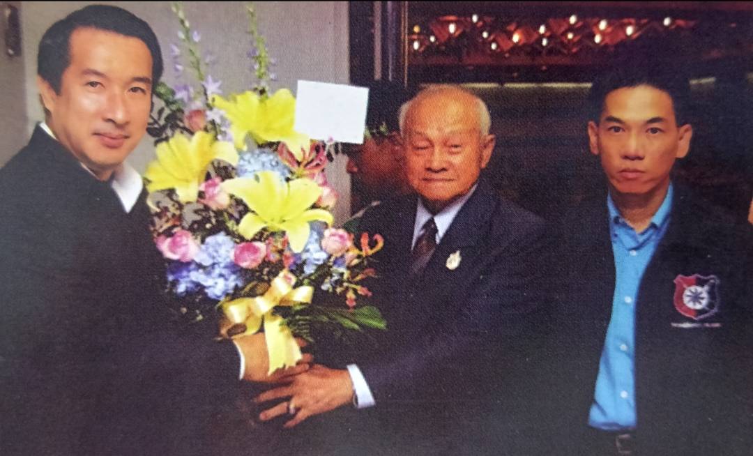 พล.ต.ท.ปิยะ ต๊ะวิชัย(อดีตหัวหน้าสำนักงานผู้ช่วยผบ.ตร.พล.ต.อ.สถาพร หลาวทอง)ในขณะนั้นให้เกียรติมาร่วมอวยพรงานครบรอบนิตยสารทุกปี