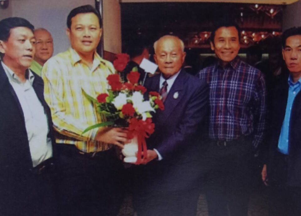 ท่านอนันต์ นิลมานนท์(นายกสมาคมหนังสือพิมพ์ส่วนภูมิภาคแห่งประเทศไทย)และสุนทร ช่วยตระกูล(ทอนส์79)ร่วมอวยพรพล.ต.ต.เฉลียว อักษรดี ประธานนิตยสาร"จักรวาลตำรวจ"ในงานครบรอบ