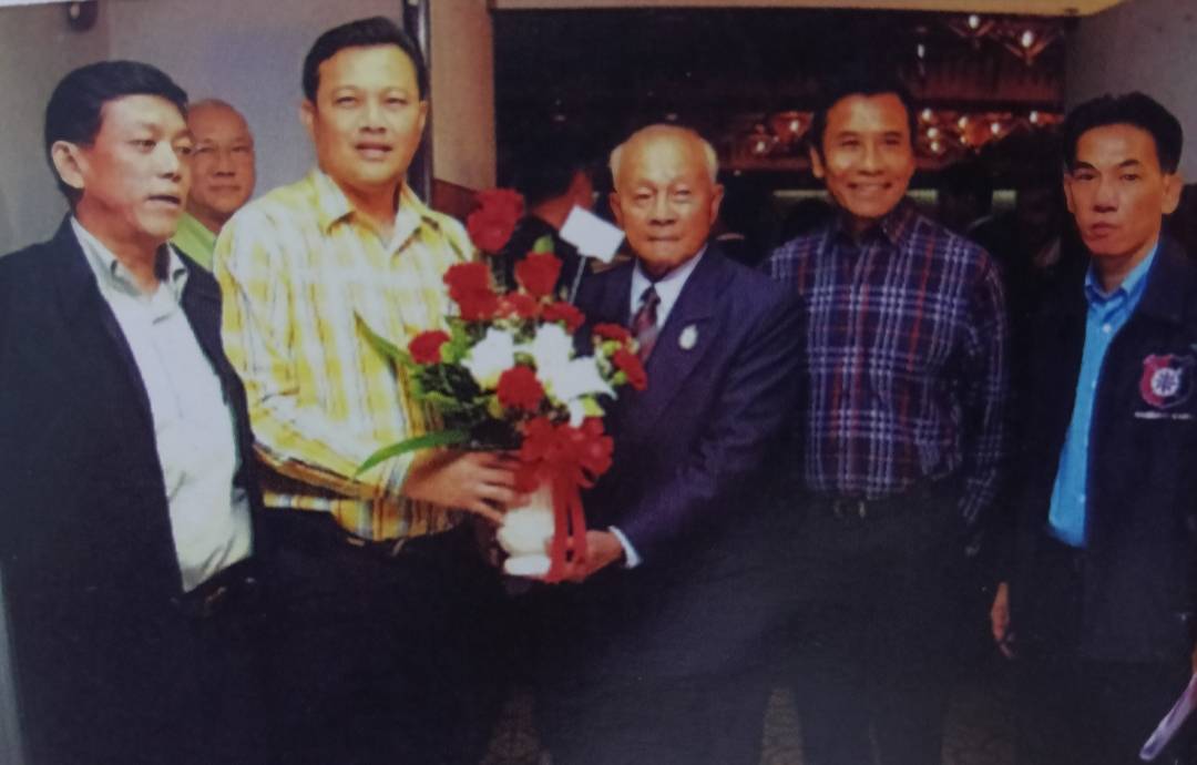 ท่านอนันต์ นิลมานนท์(นายกสมาคมหนังสือพิมพ์ส่วนภูมิภาคแห่งประเทศไทย)และสุนทร ช่วยตระกูล(ทอนส์79)ร่วมอวยพรพล.ต.ต.เฉลียว อักษรดี ประธานนิตยสาร