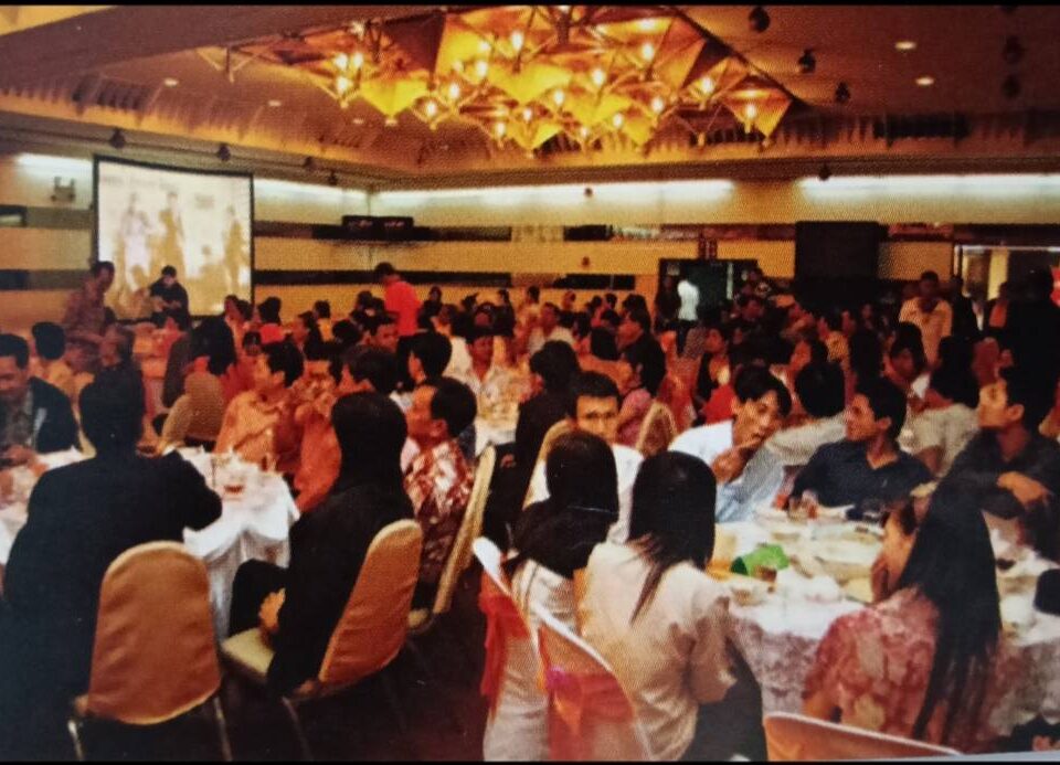 สมาชิกพวกพ้องน้องพี่ร่วมแสดงความยินดีในงานครบรอบนิตยสาร